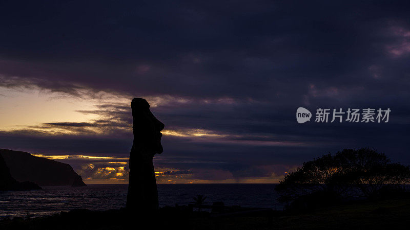 智利复活节岛(Rapa Nui/ Isla de Pascua)阿胡塔海雕像前的日落